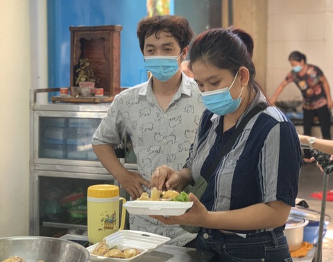 Nghệ sĩ tiếng tăm tình nguyện đi bốc vác, nấu ăn, tài xế... giữa mùa dịch - Ảnh 2. Nghệ sĩ tiếng tăm tình nguyện đi bốc vác, nấu ăn, tài xế... giữa mùa dịch - Ảnh 2.