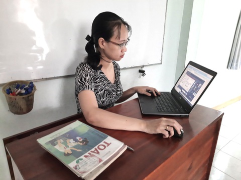TP.HCM: Giáo viên tiểu học bắt đầu ghi hình bài giảng đưa lên website trường - Ảnh 1. TP.HCM: Giáo viên tiểu học bắt đầu ghi hình bài giảng đưa lên website trường - Ảnh 1.