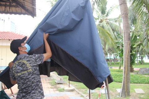 Đà Nẵng cho người dân ra ngoài để sửa chữa, chèn chống nhà trước bão - Ảnh 1. Đà Nẵng cho người dân ra ngoài để sửa chữa, chèn chống nhà trước bão - Ảnh 1.