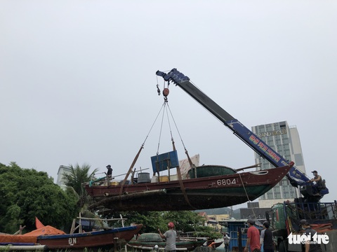Đà Nẵng cho ngư dân ra ngoài di dời tàu thuyền tránh bão - Ảnh 3.