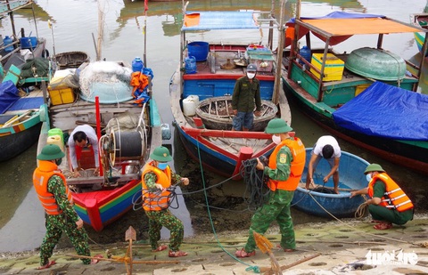 Bộ đội, công an cùng lội ruộng gặt lúa ‘chạy bão’ số 5 giúp dân - Ảnh 4. Bộ đội, công an cùng lội ruộng gặt lúa ‘chạy bão’ số 5 giúp dân - Ảnh 4.