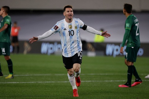 Messi lập hat-trick vượt mặt Pele, giúp Argentina kéo dài chuỗi bất bại - Ảnh 2. Messi lập hat-trick vượt mặt Pele, giúp Argentina kéo dài chuỗi bất bại - Ảnh 2.