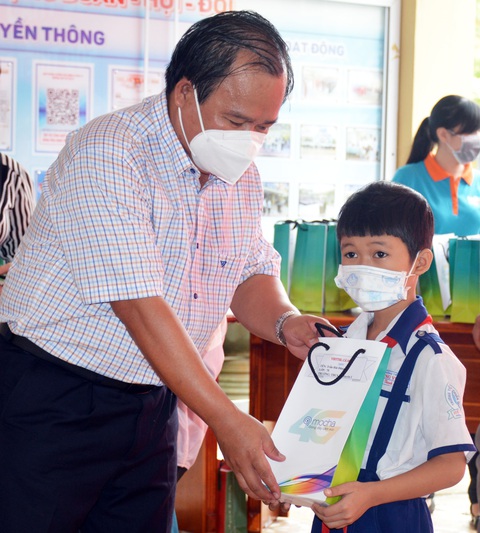 Cà Mau: 500 học sinh hoàn cảnh khó khăn được hỗ trợ điện thoại thông minh - Ảnh 1. Cà Mau: 500 học sinh hoàn cảnh khó khăn được hỗ trợ điện thoại thông minh - Ảnh 1.