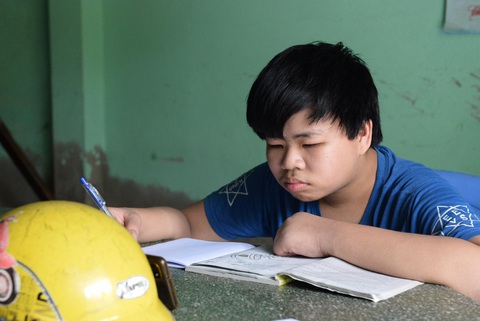 Trẻ học trực tuyến thế nào để không hại mắt, hại tai? - Ảnh 1. Trẻ học trực tuyến thế nào để không hại mắt, hại tai? - Ảnh 1.