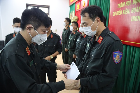 Tặng quà, động viên gia đình 160 cảnh sát cơ động mắc COVID-19 - Ảnh 3. Tặng quà, động viên gia đình 160 cảnh sát cơ động mắc COVID-19 - Ảnh 3.