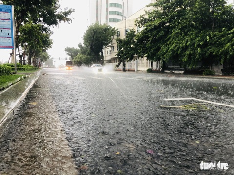 Đà Nẵng: Cầu Nguyễn Văn Trỗi nâng nhịp thông tuyến tàu thuyền đi tránh bão - Ảnh 6. Đà Nẵng: Cầu Nguyễn Văn Trỗi nâng nhịp thông tuyến tàu thuyền đi tránh bão - Ảnh 6.
