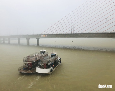 Đà Nẵng: Cầu Nguyễn Văn Trỗi nâng nhịp thông tuyến tàu thuyền đi tránh bão - Ảnh 5. Đà Nẵng: Cầu Nguyễn Văn Trỗi nâng nhịp thông tuyến tàu thuyền đi tránh bão - Ảnh 5.