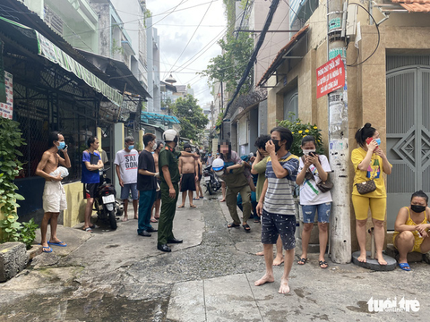Nghẹt thở giây phút cứu 5 người khỏi tử thần trong vụ cháy ở quận 10 - Ảnh 2. Nghẹt thở giây phút cứu 5 người khỏi tử thần trong vụ cháy ở quận 10 - Ảnh 2.