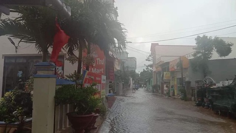 Chống bão số 5: Huế hạn chế dân ra đường, Nghệ An sơ tán dân đến nơi an toàn - Ảnh 1. Chống bão số 5: Huế hạn chế dân ra đường, Nghệ An sơ tán dân đến nơi an toàn - Ảnh 1.