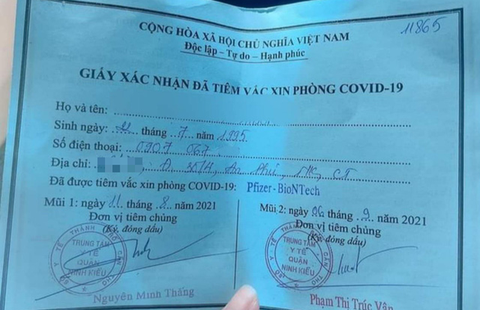 Ông anh phó phường giúp cô gái tiêm vắc xin Pfizer bị đình chỉ công tác - Ảnh 1. Ông anh phó phường giúp cô gái tiêm vắc xin Pfizer bị đình chỉ công tác - Ảnh 1.