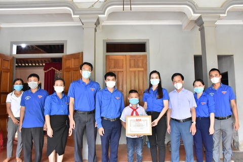 Tặng bằng khen học sinh lớp 4 lao xuống ao cá cứu em bé 3 tuổi - Ảnh 1. Tặng bằng khen học sinh lớp 4 lao xuống ao cá cứu em bé 3 tuổi - Ảnh 1.