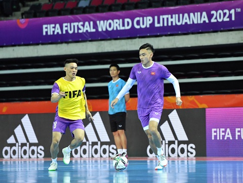 Đội tuyển futsal Việt Nam làm quen với sân thi đấu chính thức, sẵn sàng đối đầu Brazil - Ảnh 1. Đội tuyển futsal Việt Nam làm quen với sân thi đấu chính thức, sẵn sàng đối đầu Brazil - Ảnh 1.
