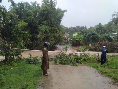 Mưa lũ ở Kon Tum gây sạt lở nhiều tuyến đường, 1 người bị lũ cuốn - Ảnh 3. Mưa lũ ở Kon Tum gây sạt lở nhiều tuyến đường, 1 người bị lũ cuốn - Ảnh 3.
