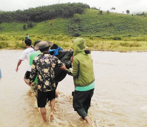 Mưa lũ ở Kon Tum gây sạt lở nhiều tuyến đường, 1 người bị lũ cuốn - Ảnh 4. Mưa lũ ở Kon Tum gây sạt lở nhiều tuyến đường, 1 người bị lũ cuốn - Ảnh 4.