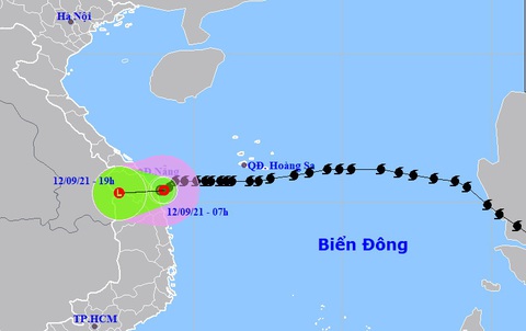 Áp thấp nhiệt đới gây mưa lớn, cứu 17 thuyền viên gặp sự cố trên biển - Ảnh 3. Áp thấp nhiệt đới gây mưa lớn, cứu 17 thuyền viên gặp sự cố trên biển - Ảnh 3.