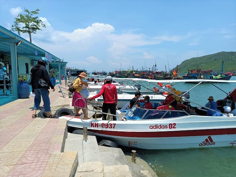 Khánh Hòa lên kế hoạch đón khách có hộ chiếu vắc xin - Ảnh 1. Khánh Hòa lên kế hoạch đón khách có hộ chiếu vắc xin - Ảnh 1.
