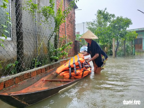 Mưa xối xả ở miền Trung, di dời hàng ngàn dân - Ảnh 2. Mưa xối xả ở miền Trung, di dời hàng ngàn dân - Ảnh 2.