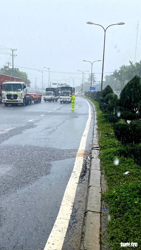 Đội mưa ngăn dịch từ cửa ngõ Đà Nẵng - Ảnh 5. Đội mưa ngăn dịch từ cửa ngõ Đà Nẵng - Ảnh 5.