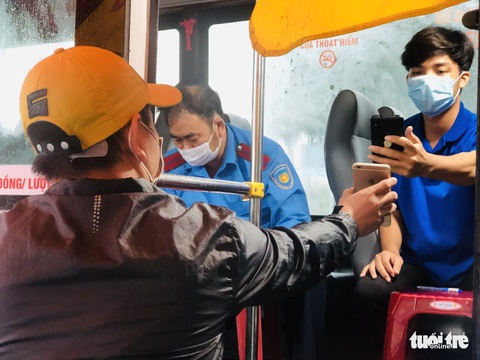 Đội mưa ngăn dịch từ cửa ngõ Đà Nẵng - Ảnh 6. Đội mưa ngăn dịch từ cửa ngõ Đà Nẵng - Ảnh 6.