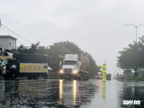 Đội mưa ngăn dịch từ cửa ngõ Đà Nẵng - Ảnh 2. Đội mưa ngăn dịch từ cửa ngõ Đà Nẵng - Ảnh 2.