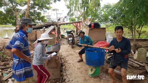 Một hộ dân bán rẻ cả hầm cá tra hơn 3 tấn cho gian hàng 0 đồng’ ở Châu Đốc - Ảnh 2. Một hộ dân bán rẻ cả hầm cá tra hơn 3 tấn cho gian hàng 0 đồng’ ở Châu Đốc - Ảnh 2.