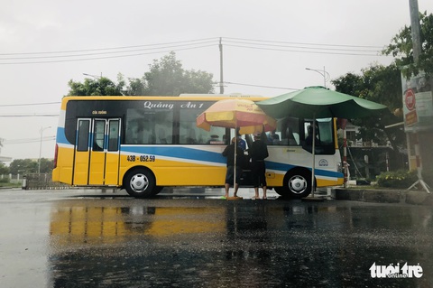 Đội mưa ngăn dịch từ cửa ngõ Đà Nẵng - Ảnh 4. Đội mưa ngăn dịch từ cửa ngõ Đà Nẵng - Ảnh 4.