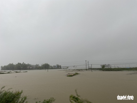 Mưa xối xả ở miền Trung, di dời hàng ngàn dân - Ảnh 6. Mưa xối xả ở miền Trung, di dời hàng ngàn dân - Ảnh 6.