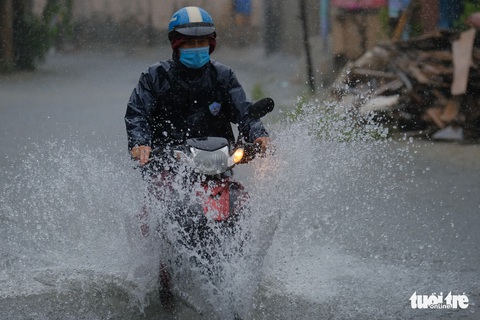 Nhiều nơi ở miền Trung mất điện do mưa lớn, ngập lụt - Ảnh 1. Nhiều nơi ở miền Trung mất điện do mưa lớn, ngập lụt - Ảnh 1.