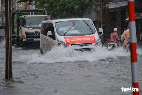 Mưa ngập nội thành, người dân Đà Nẵng ra đường bắt cá - Ảnh 7. Mưa ngập nội thành, người dân Đà Nẵng ra đường bắt cá - Ảnh 7.