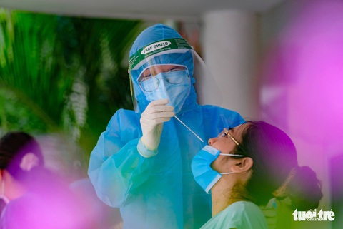 Xét nghiệm COVID-19 Hà Nội: Tại sao nơi lấy mẫu toàn bộ dân, nơi chỉ lấy đại diện gia đình? - Ảnh 1. Xét nghiệm COVID-19 Hà Nội: Tại sao nơi lấy mẫu toàn bộ dân, nơi chỉ lấy đại diện gia đình? - Ảnh 1.