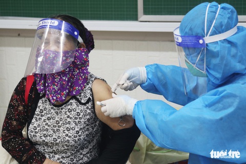 TP Vinh hỏa tốc đăng ký tiêm vắc xin, dân gọi điện ‘không liên lạc được’ - Ảnh 1. TP Vinh hỏa tốc đăng ký tiêm vắc xin, dân gọi điện ‘không liên lạc được’ - Ảnh 1.