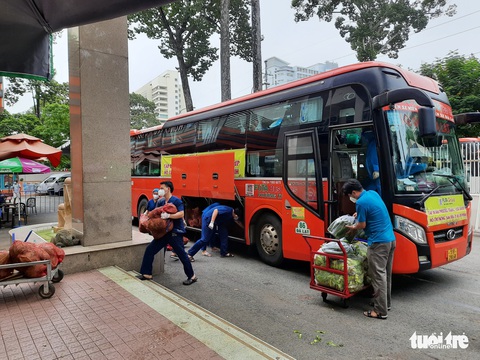 Mất mùa do mưa, Đà Lạt vẫn chuyển rau tặng TP.HCM, chở gấp đến bệnh viện - Ảnh 7. Mất mùa do mưa, Đà Lạt vẫn chuyển rau tặng TP.HCM, chở gấp đến bệnh viện - Ảnh 7.