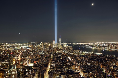 ‘Tòa tháp đôi’ chiếu sáng bầu trời New York tưởng niệm nạn nhân sự kiện 11-9 - Ảnh 3. ‘Tòa tháp đôi’ chiếu sáng bầu trời New York tưởng niệm nạn nhân sự kiện 11-9 - Ảnh 3.