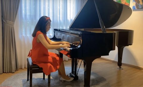 Biểu diễn piano trực tuyến gây quỹ giúp người nghèo - Ảnh 1. Biểu diễn piano trực tuyến gây quỹ giúp người nghèo - Ảnh 1.
