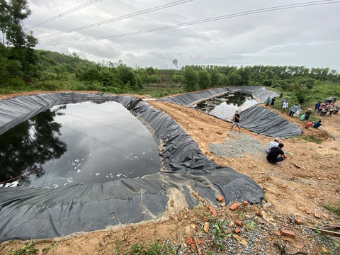 Nước đen ngòm chảy xuống ruộng, dân bức xúc kéo tới khu xử lý rác - Ảnh 5. Nước đen ngòm chảy xuống ruộng, dân bức xúc kéo tới khu xử lý rác - Ảnh 5.