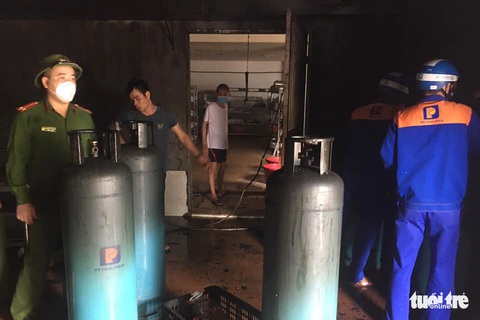 Cháy nhà kho khu cách ly F1 ở khách sạn, khói lửa bao trùm chục mét - Ảnh 4. Cháy nhà kho khu cách ly F1 ở khách sạn, khói lửa bao trùm chục mét - Ảnh 4.