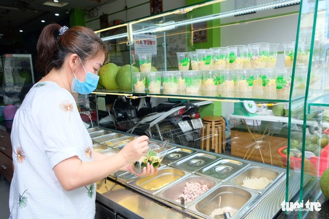 Sau 1 tuần cho bán mang đi, hàng quán vẫn thưa thớt - Ảnh 1. Sau 1 tuần cho bán mang đi, hàng quán vẫn thưa thớt - Ảnh 1.