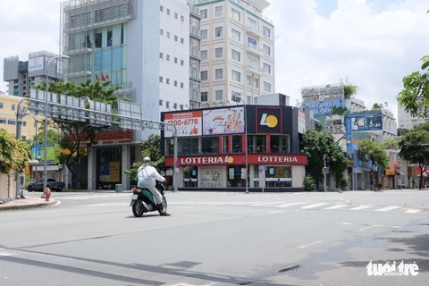 Sau 1 tuần cho bán mang đi, hàng quán vẫn thưa thớt - Ảnh 6. Sau 1 tuần cho bán mang đi, hàng quán vẫn thưa thớt - Ảnh 6.