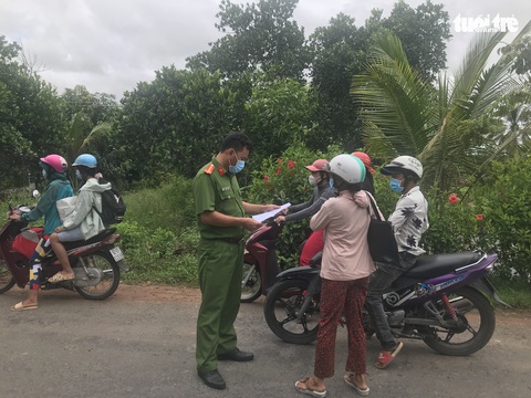 Long An: Người tiêm 2 mũi vắc xin được đi lại trong vùng giãn cách theo chỉ thị 15 - Ảnh 1. Long An: Người tiêm 2 mũi vắc xin được đi lại trong vùng giãn cách theo chỉ thị 15 - Ảnh 1.