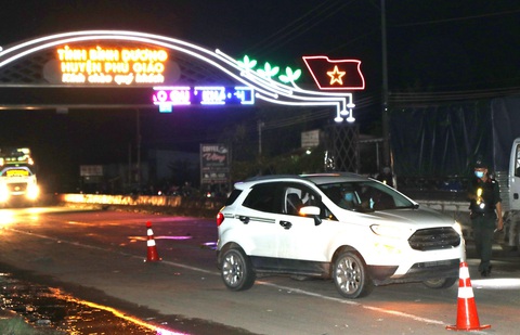 Vượt 1.000 ca COVID-19, Bình Phước siết chặt cửa ngõ, giãn cách nhiều nơi theo chỉ thị 16 - Ảnh 1. Vượt 1.000 ca COVID-19, Bình Phước siết chặt cửa ngõ, giãn cách nhiều nơi theo chỉ thị 16 - Ảnh 1.