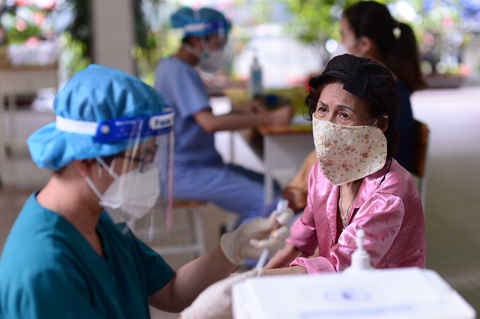 Người dân TP.HCM đi tiêm vắc xin mũi 1 tự do - Ảnh 1. Người dân TP.HCM đi tiêm vắc xin mũi 1 tự do - Ảnh 1.