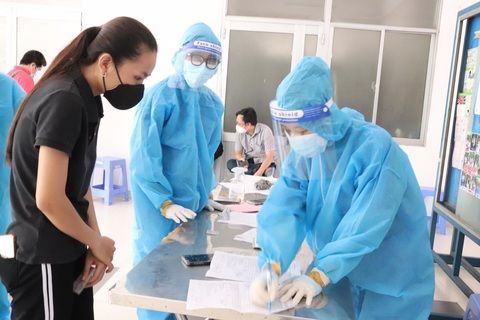 Người dân TP.HCM đi tiêm vắc xin mũi 1 tự do - Ảnh 2. Người dân TP.HCM đi tiêm vắc xin mũi 1 tự do - Ảnh 2.