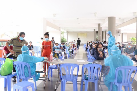 Người dân TP.HCM đi tiêm vắc xin mũi 1 tự do - Ảnh 3. Người dân TP.HCM đi tiêm vắc xin mũi 1 tự do - Ảnh 3.