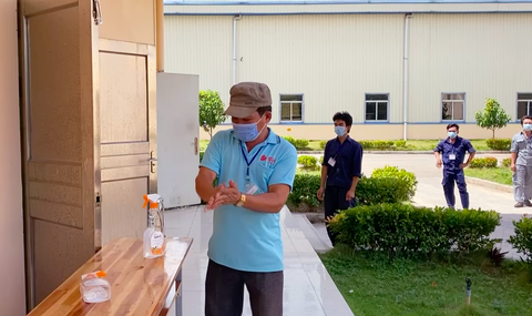 Công nhân tiêm 2 mũi vắc xin ở Long An được đi làm nội huyện bằng xe cá nhân từ 15-9 - Ảnh 1. Công nhân tiêm 2 mũi vắc xin ở Long An được đi làm nội huyện bằng xe cá nhân từ 15-9 - Ảnh 1.