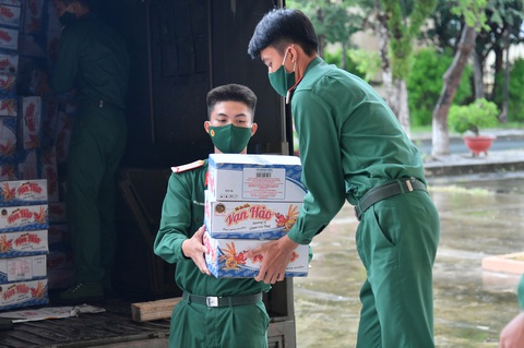 Bộ tư lệnh TP.HCM tặng quà giúp Kiên Giang chống dịch - Ảnh 1. Bộ tư lệnh TP.HCM tặng quà giúp Kiên Giang chống dịch - Ảnh 1.