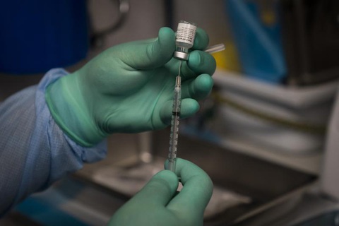 The Lancet: Vắc xin COVID-19 đang hoạt động tốt, chưa cần tiêm liều tăng cường - Ảnh 1. The Lancet: Vắc xin COVID-19 đang hoạt động tốt, chưa cần tiêm liều tăng cường - Ảnh 1.