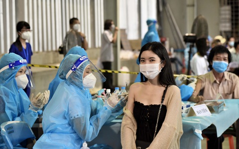 TP.HCM chạy nước rút tiêm mũi 1 vắc xin - Ảnh 1.