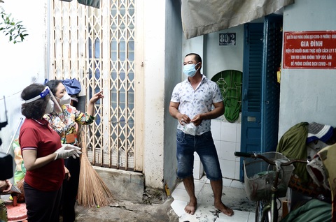 Chủ tịch Mặt trận vào hẻm nhỏ tặng quà an sinh - Ảnh 1. Chủ tịch Mặt trận vào hẻm nhỏ tặng quà an sinh - Ảnh 1.