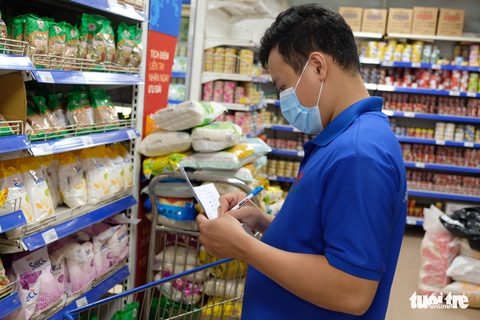 Hậu trường siêu thị ở TP.HCM từ 4h sáng - Ảnh 5. Hậu trường siêu thị ở TP.HCM từ 4h sáng - Ảnh 5.