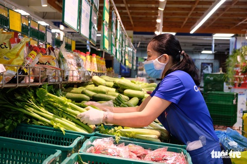 Hậu trường siêu thị ở TP.HCM từ 4h sáng - Ảnh 4. Hậu trường siêu thị ở TP.HCM từ 4h sáng - Ảnh 4.